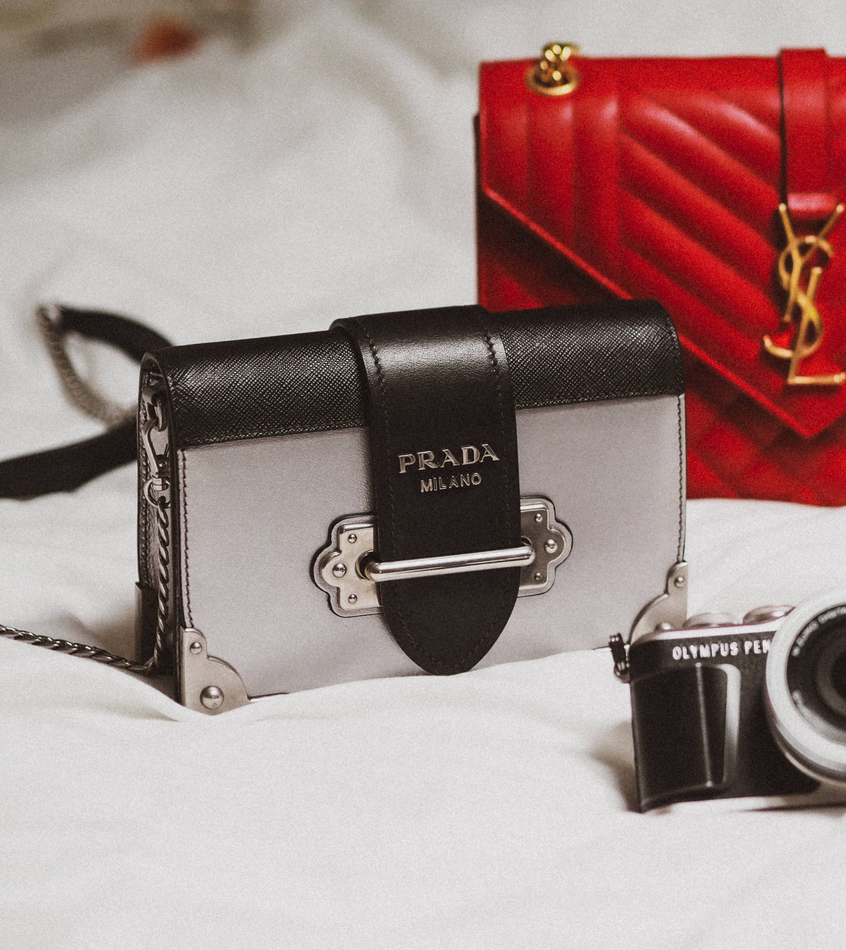 Τσάντες Prada και YSL Ταπετσαρία