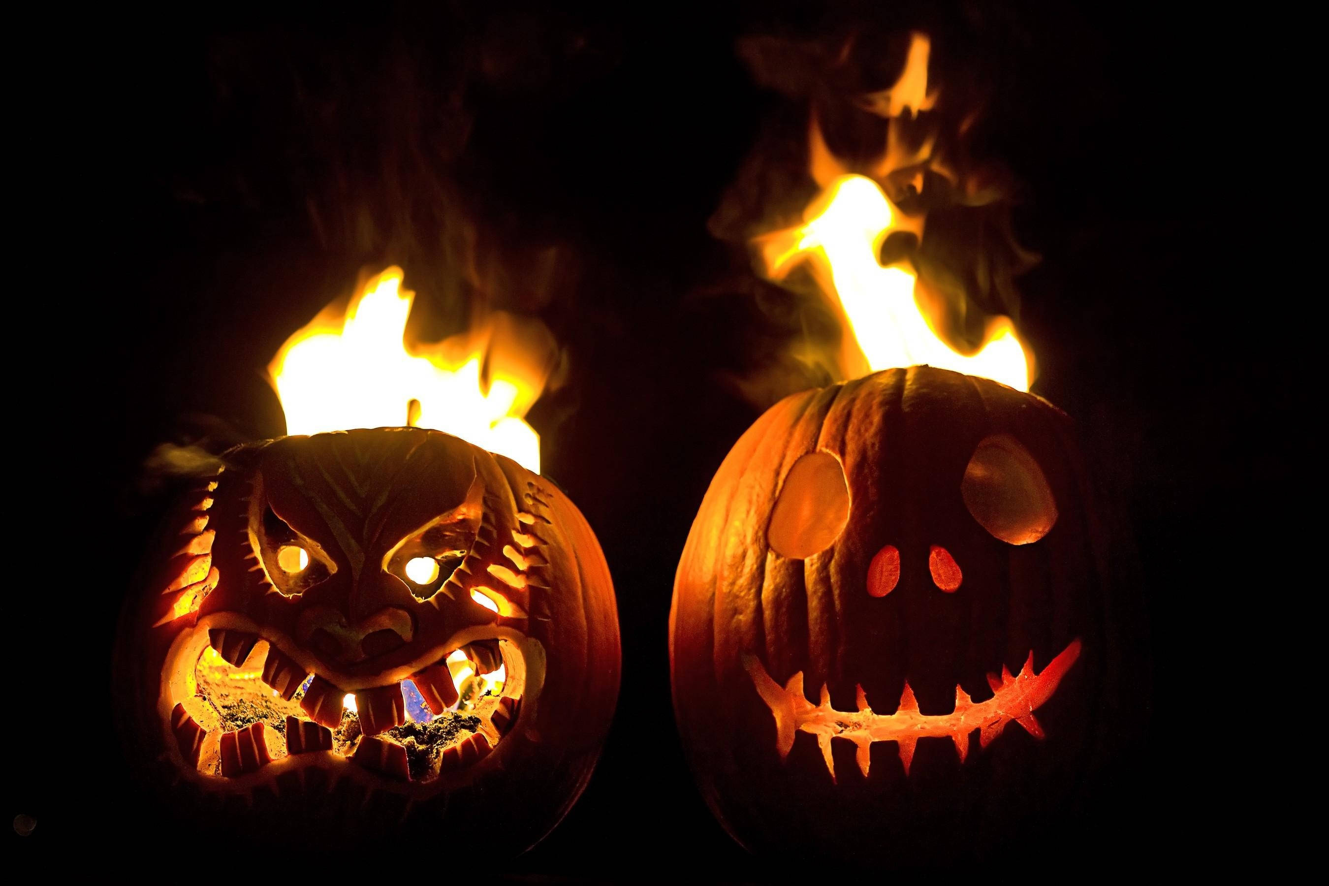Φωτίστε τη Νύχτα με Κολοκύθες του Halloween στη Φωτιά! Ταπετσαρία