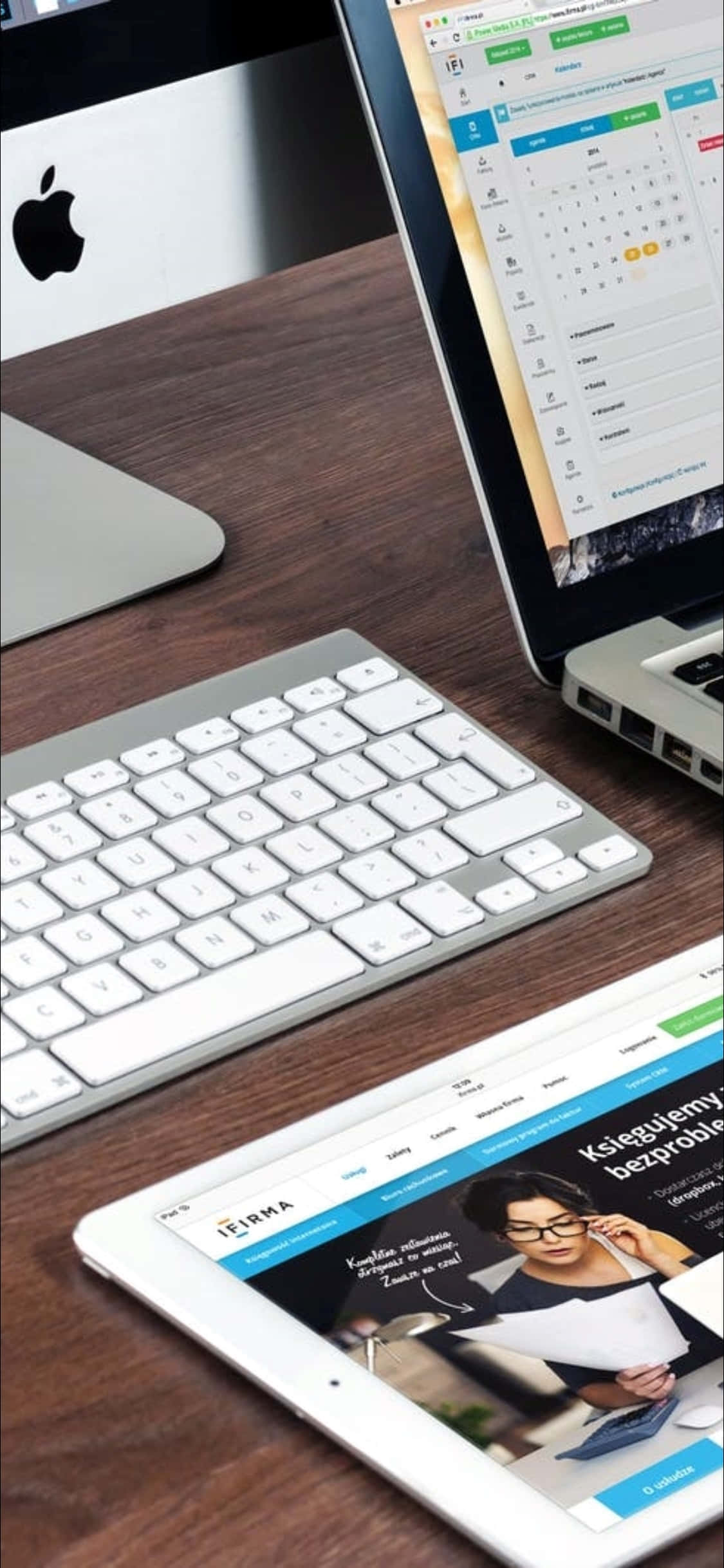 Φόντο Γραφείου iPhone X με Φορητό Υπολογιστή και Πληκτρολόγιο Ταπετσαρία