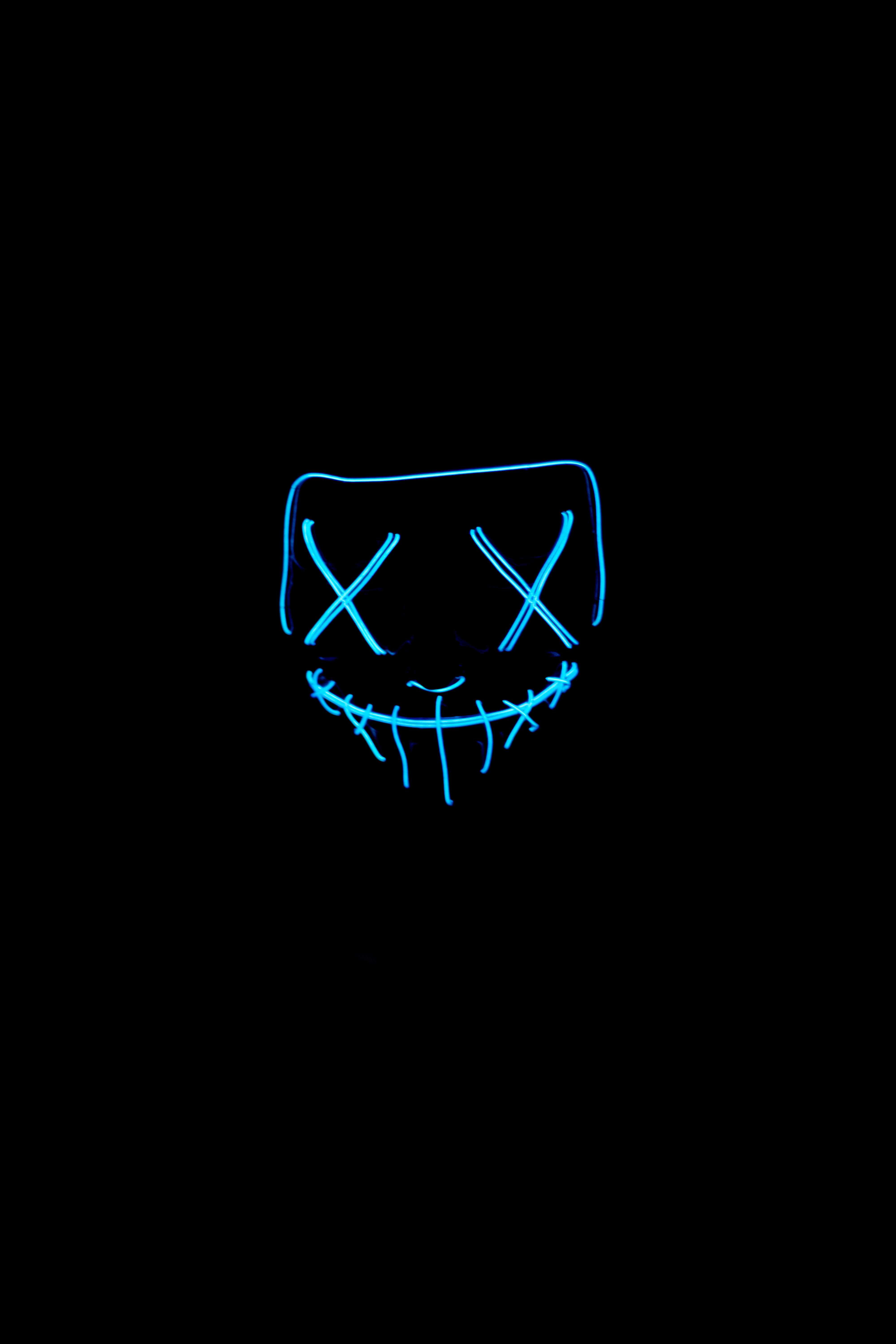 Φώτισε τη νύχτα με μια καινοτόμα, μπλε LED μάσκα Halloween από τη Dim. Ταπετσαρία