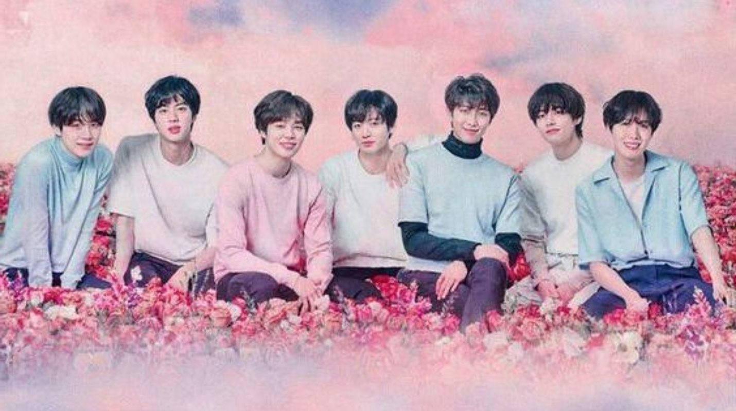 Χαριτωμένο γκρουπ BTS σε ροζ ανθισμένο λιβάδι — Bts ομαδική φωτογραφία GIF Ταπετσαρία