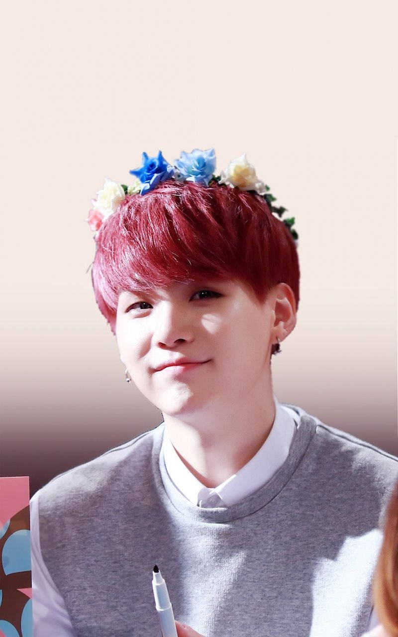 Χαριτωμένος BTS Suga με Στεφάνι Λουλουδιών Ταπετσαρία