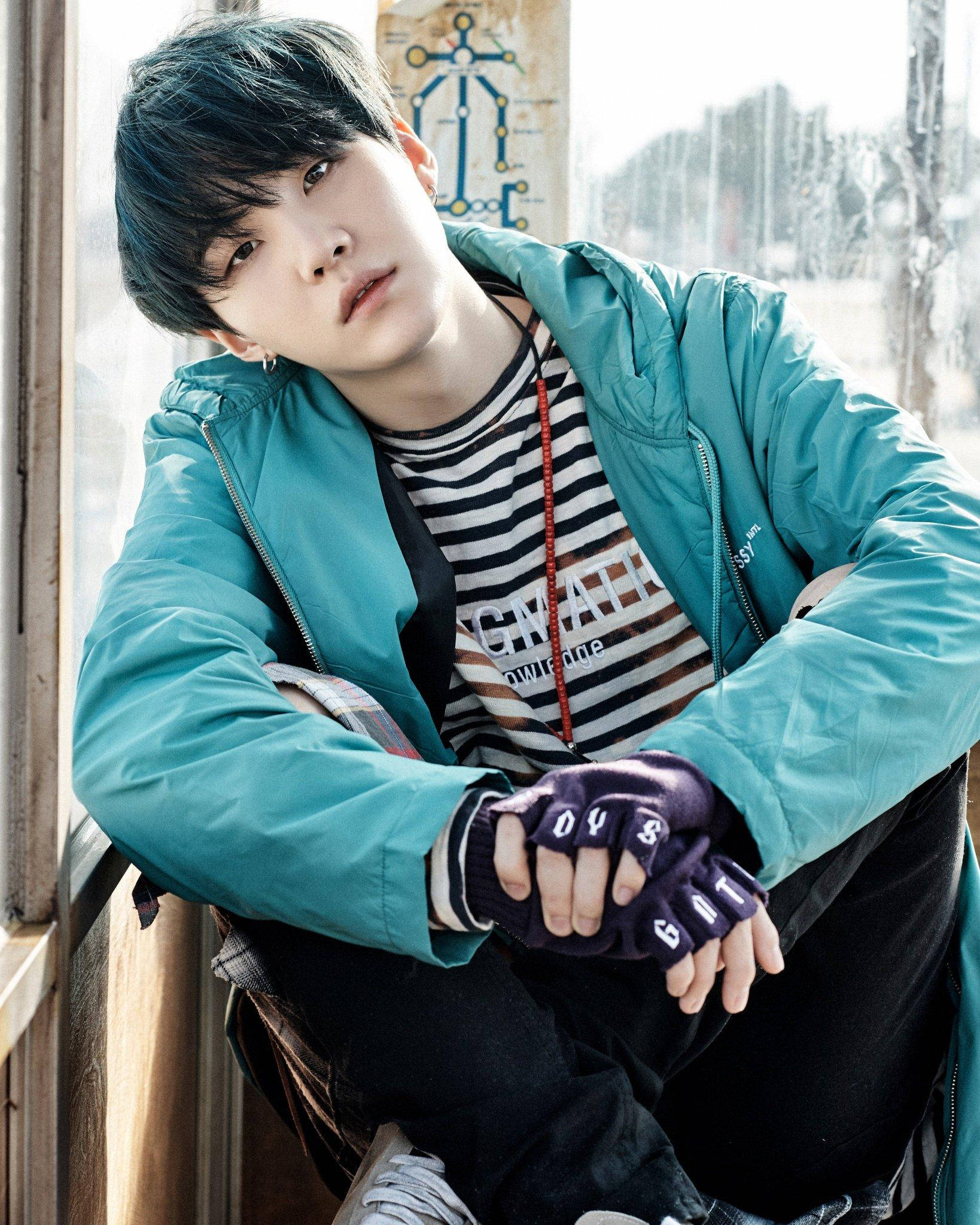 Χαριτωμένος BTS Suga Σε Μπλε Ταπετσαρία