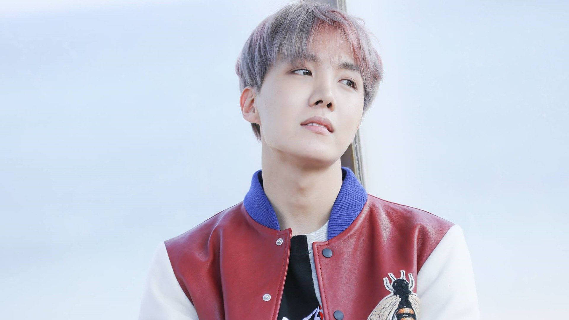 Χαριτωμένος BTS J-Hope με Κόκκινο και Άσπρο Μπουφάν Ταπετσαρία