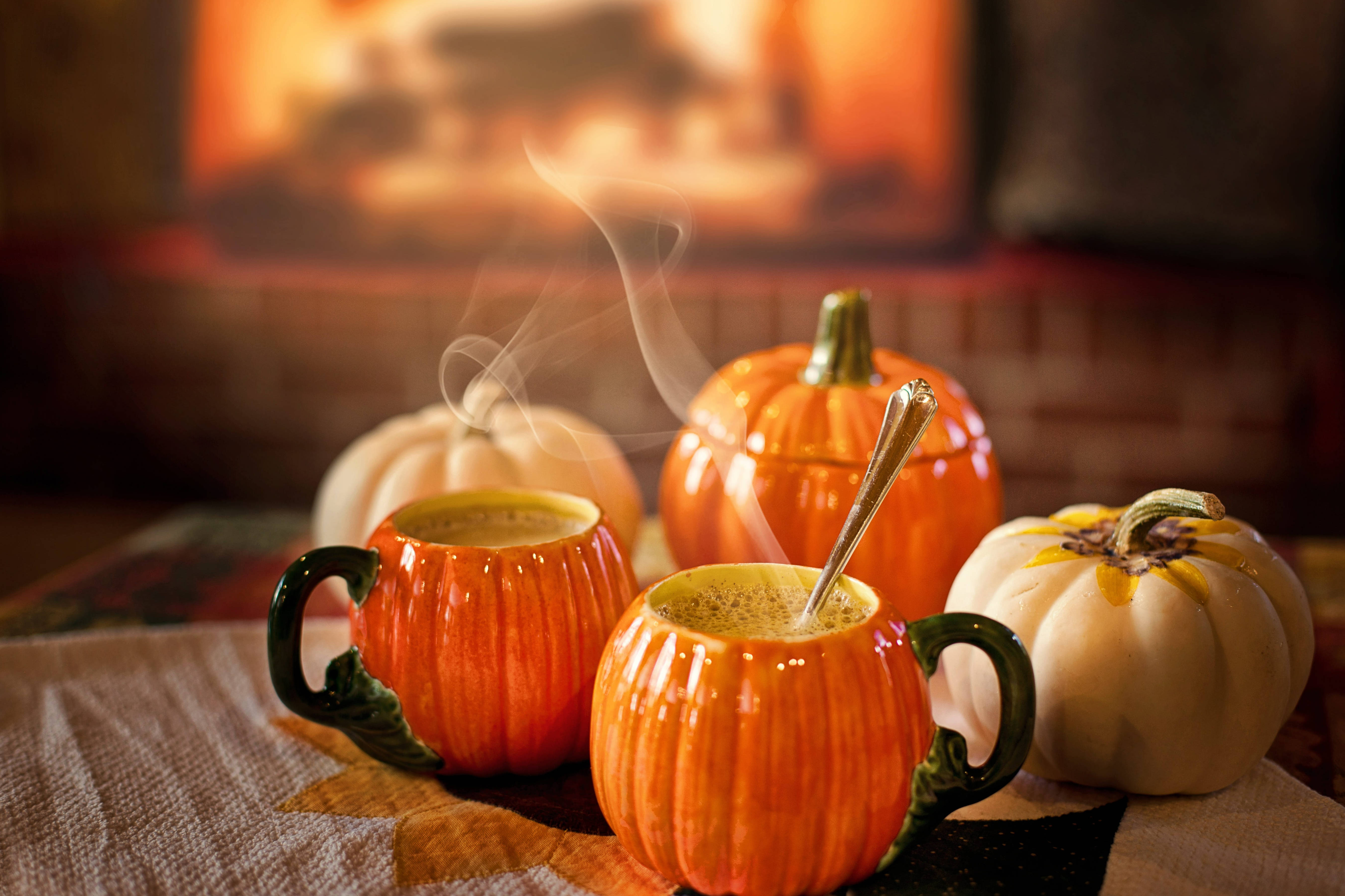 Χαριτωμένος latte σε κολοκύθα για το Halloween Ταπετσαρία