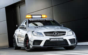 A sleek safety car leading the race on the track — MacBook Pro 13 Ταπετσαρία