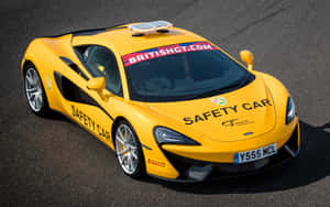 A sleek silver safety car on the racetrack — MacBook Pro 13 Ταπετσαρία
