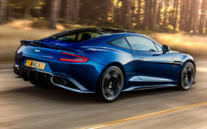 Aston Martin Vanquish - Η Επιτομή της Βρετανικής Πολυτέλειας και Απόδοσης — MacBook Pro 13 Ταπετσαρία