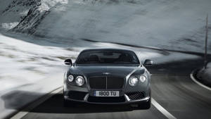 Ταπετσαρία Bentley να τρέχει σε χιονισμένα βουνά