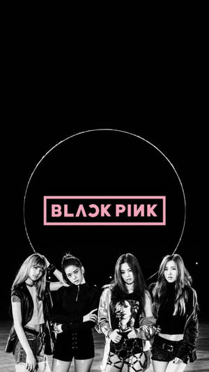 Blackpink wallpaper με μέλη σε μαύρο φόντο και λογότυπο σε φωτεινό δαχτυλίδι