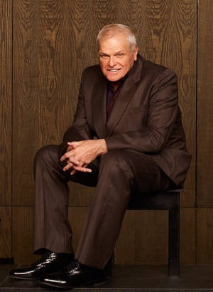 Brian Dennehy Καφέ Αισθητικό Κοστούμι Ξύλινο Φόντο — Αισθητική καφέ Ταπετσαρία