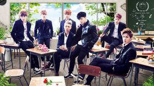BTS αγόρι συγκρότημα να ποζάρουν μαζί σε ταπετσαρία σχολείου.