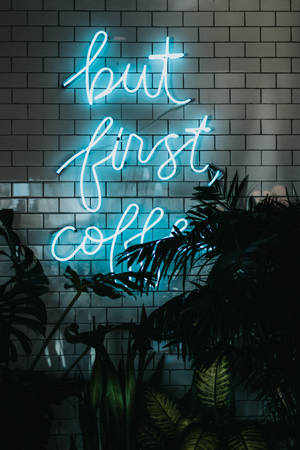 «But First Coffee» σε νέον μπλε iPhone — Xiaomi Pad 8 Pro Ταπετσαρία