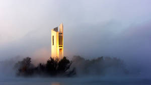 Canberra National Carillon σε πυκνή ομίχλη ταπετσαρία — Αυγή Ταπετσαρία
