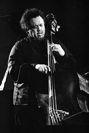 Charles Mingus Soulfully Playing Bass Guitar — Huawei MatePad Edge Ταπετσαρία