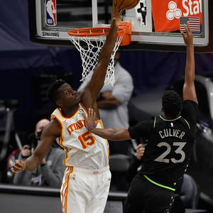 Ταπετσαρία Clint Capela μπλοκάρει τον Jerrett Culver — 1:1 Ταπετσαρία