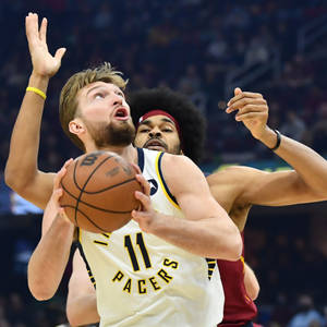 Ταπετσαρία Domantas Sabonis Υπό την Επιτήρηση του Jarrett Allen — Tecno Phantom V Flip Ταπετσαρία