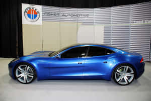 Fisker Karma ηλεκτρικό όχημα να ταξιδεύει σε ανοιχτό δρόμο — Surface Pro Ταπετσαρία