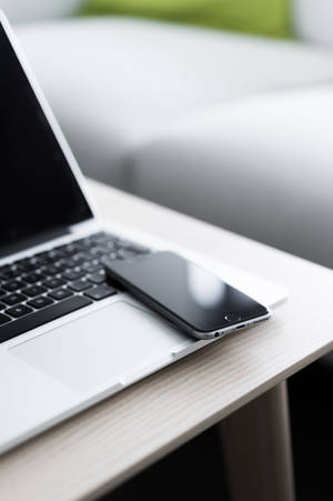 iPhone στο γραφείο με MacBook — Xiaomi Pad 8 Ταπετσαρία