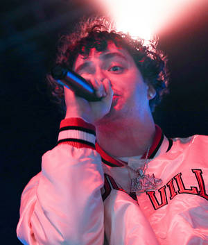 Ταπετσαρία Jack Harlow κρατώντας μικρόφωνο — Motorola Razr Ultra 2026 Ταπετσαρία