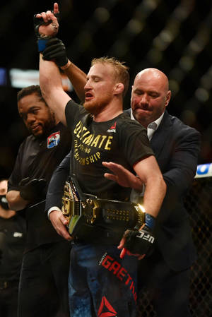 Justin Gaethje Φορώντας τη Ζώνη Πρωταθλητή — Xiaomi Pad 7S Pro 12.5 Ταπετσαρία
