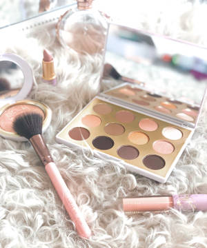 Ταπετσαρία Mac Cosmetics Snow Ball — Motorola Razr Ultra 2026 Ταπετσαρία