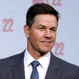 Ταπετσαρία Mark Wahlberg με Επίσημη Ενδυμασία — Pixel Watch 3 Ταπετσαρία