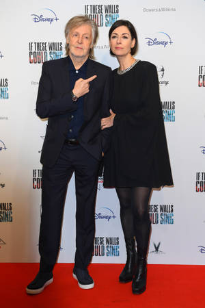 Paul McCartney Pointing Daughter Mary — Huawei MatePad Edge Ταπετσαρία