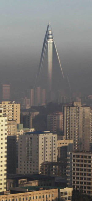 Ryugyong Hotel με συννεφιασμένο ουρανό — Γαλαξίας A57 Ταπετσαρία