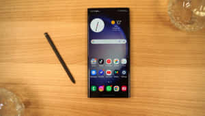 Samsung S23 Ultra με S Pen σε γραφείο — Samsung galaxy s22 Ταπετσαρία
