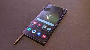Samsung S23 Ultra με S Pen σε προβολή