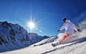 Snowboarder πετά ψηλά πάνω από ένα χιονισμένο βουνό — MacBook Air M1 Ταπετσαρία