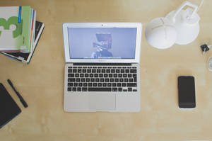 κοντινή φωτογραφία ανοιχτού MacBook air — MacBook Air Ταπετσαρία