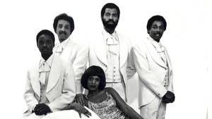The Platters με τη μέλος Zola Taylor στο κέντρο — Ασπρόμαυρη αισθητική GIF Ταπετσαρία