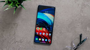 Xiaomi Τηλέφωνο σε Τσιμεντένιο Πάτωμα — Xiaomi Ταπετσαρία