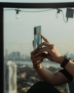 Άνδρας με Xiaomi smartphone — Xiaomi Ταπετσαρία