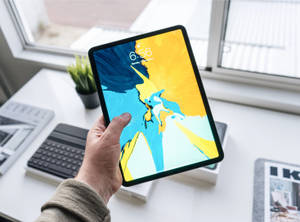 Άτομο που Κρατάει Apple iPad Pro — iPad Mini Ταπετσαρία