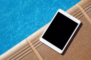 iPad Mini Κοντά σε Πισίνα — iPad Mini Ταπετσαρία