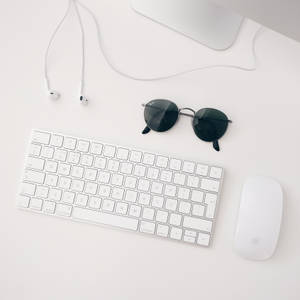 Μινιμαλιστική ταπετσαρία λευκής ρύθμισης Apple MAC που αποτελείται από iMAC, ασύρματο πληκτρολόγιο, magic mouse και ακουστικό. — Καθαρό Ταπετσαρία