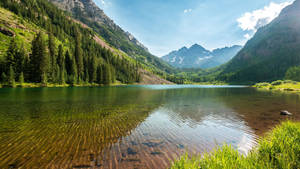 Καθαρά νερά στη λίμνη Maroon Bells των βουνών Elk ταπετσαρία.