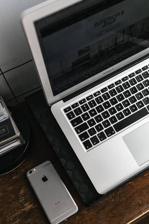 Γραφείο iPhone με Ασημί MacBook — Xiaomi Pad 7 Ultra Ταπετσαρία