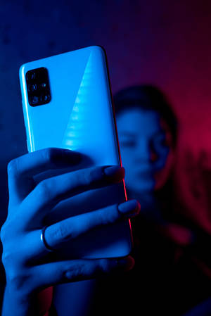 Γυναίκα με Τηλέφωνο σε Μπλε Νέον iPhone — Xiaomi Pad 9 Pro Max Ταπετσαρία
