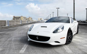 Ταπετσαρία επιφάνειας εργασίας με λευκή Ferrari California σταθμευμένη.
