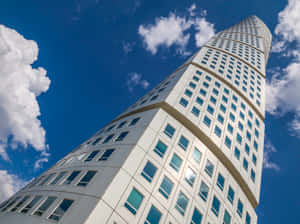 Δραματική θέα του Turning Torso, του ψηλότερου κτιρίου της Σουηδίας