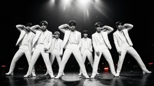 Μια δραματική ασπρόμαυρη εικόνα ενός Kpop αγοριού συγκροτήματος με λευκά κοστούμια. — Kpop GIF Ταπετσαρία