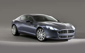 Εξαίσιο Aston Martin Rapide S εν κινήσει — MacBook Air M1 Ταπετσαρία