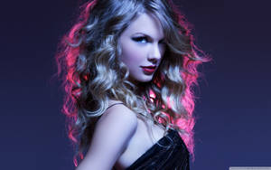 Taylor Swift σγουρά ξανθά μαλλιά και δυναμική ματιά.
