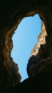 Θέα του ουρανού από το εσωτερικό μιας σπηλιάς.