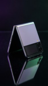 Κομψό Z Flip 5 διπλωμένο σε μαύρο φόντο με ιριδίζουσες αντανακλάσεις — Z Flip 5 Ταπετσαρία