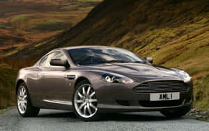 Κομψό Aston Martin DB9 στον ανοιχτό δρόμο — MacBook Pro 13 Ταπετσαρία